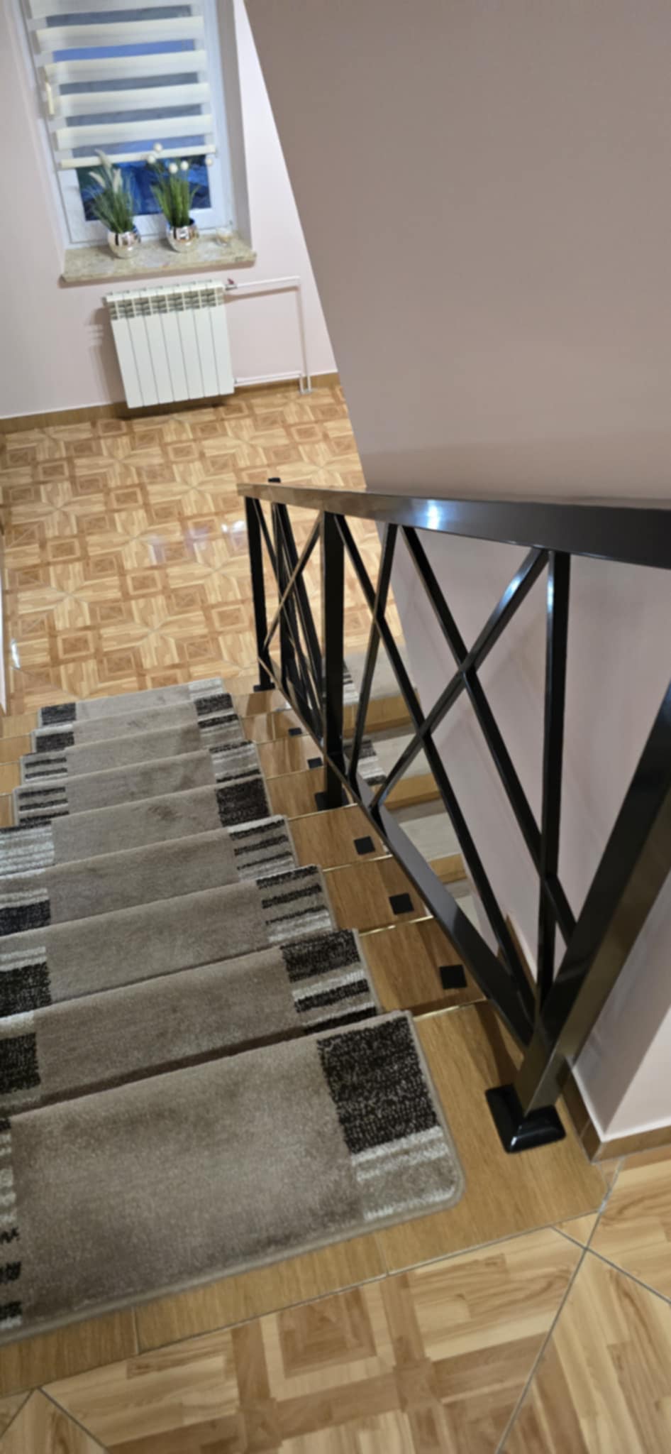Balustrada wewnętrzna antresolowa loft, geometryczne szczeble krzyżowe